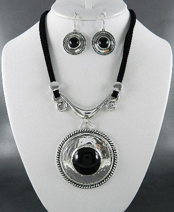Black Circle Stone Pendant Necklace Set