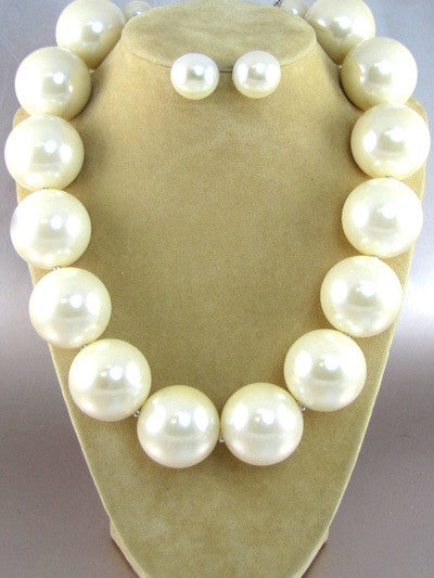 Chunky Pearl Necklace Set